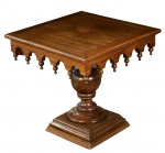 ANTIGUIDADE -   Mesa de apoio em  madeira nobre, ao estilo colonial português. O tampo e base quadradas, coluna central torneada e saias com bilros definem a forte influencia da época. Medidas: 53 x 55 x 55 cm.