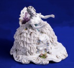 CAPODIMONTE - Belíssimo trabalho em faiança italiana retratando dama em vestimenta de gala. Circa de 1900,  Marcas do tempo e um dedo da mão quebrado. Marca de origem ao fundo. Mede 25 cm de altura e base com 26 x 23 cm.