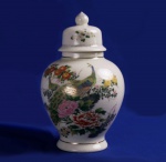 SATSUMA - Importante vaso com tampa, em finíssima porcelana japonesa de origem reconhecida. Porcelana branca com ilustração de faisões, pássaros e plantas policromada e detalhes em ouro. Mede 22 cm de altura e maior diâmetro com 14 cm. Raridade.