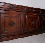 ANTIGUIDADE - Importante móvel aparador em madeira nobre, com estilo colonial confeccionado em projeto de marcenaria artesanal. Medindo 200 x 90 x 50 cm, Conta com três gavetões e três portas, no interior com prateleiras e dois  extensores retráteis para apoio. Apresenta desgastes naturais do tempo, superficiais. Disponível para retirada imediata em Botafogo, Rio de Janeiro.