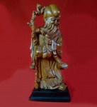 CHINA - Linda escultura em bloco maciço de madeira clara. Representando divindade, o sábio ancião, deus da longevidade. Mede 26 cm de altura, base 8 x 10 cm.