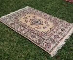 PERSIAN - Maravilhoso tapete em lã e seda, na cor bege e azul, com delicado padrão floral. Medindo 1,80 x 1,20 m, aproximadamente 2,20 m2, cordões em algodão. Etiqueta de origem.
