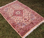 KERMAN - Belíssimo tapete persa em lã, seda e algodão;  padrão floral e predominância da cor bege e marrom. Etiqueta de origem. Mede 1,84 x 1,24 m - 2,30 m2.