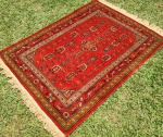 BOHARA - Tradicional tapete  Azerbaijano,  feito a mão com trama de seda, lã e algodão, nas cores vermelho com detalhes em laranja. Origem na borda. Mede 1,40 x 1,00 - 1,40 m2.