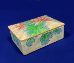ROYAL DOULTON - Maravilhosa peça em porcelana inglesa, série especial editada na década de 40 - Séc. XX, com motivo de pinturas modernas. Potiche retangular com tampa, acompanhado de quatro recipientes menores no interior. Todas as peças decoradas com pintura a mão em estilização dos florais. Mede fechada - 9 x 12 cm, 5 cm de altura. Raridade. Sem marcas, bicados ou fios de cabelo,