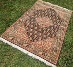 BIDJAR - Tapete iraniano em lã e seda, na cor marrom com detalhes vermelhos. Caracteriza-se pela firmeza da trama. Mede 1,80 x 1,20 m - 2,16 m 2.