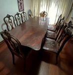 CHIPANDELLE -  Magnifica mesa jantar  com estrutura em Jacarandá maciço e tampo folheado. Peça original, década 40 - Séc. XX.  Acompanham oito cadeira do conjunto, em estilo clássico, com detalhes esculpidos em volutas, acento em couro liso, decorado com gravação de arabesco e dois pés dianteiros em forma de pata de leão.  Medidas -  Mesa;  84 x 1,06 x 1,60 m  (Extensível para 2,40 m) . Cadeiras;  1,15 x 0,45 x 0, 50 m. Mínimas marcas do tempo. Disponível para retirada em Teresópolis. Desmontada e pronta para envio.