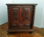 COLONIAL - Pequeno buffet em madeira nobre, com duas portas e m gavetão. Colunas em estilo manuelino e detalhes em alto relevo complementam a peça. Mede 0,97 x  0,84 x 0,53 m. Marcas do tempo identificadas. Retirada na Tijuca - Rio de Janeiro.