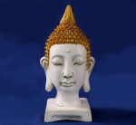 BUDA - Escultura em estuque com representação do busto de Buda em estado meditativo. Peça policromada de origem indiana. Mede 28 cm de altura, base com 12 x 12 cm.