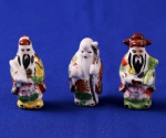 FU LU SHOU -   Conjunto com 3 esculturas em pasta de porcelana chinesa policromada e esmaltada, representação Taoísta dos três Imortais chineses, Deuses da longevidade. Medem   7 cm de altura.