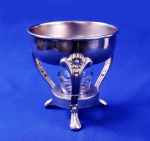 PRATA - Charmoso Réchaud antigo com três pés curvados e ornados com florões. Em metal espessurado a prata, acompanha o queimador em grosso vidro. Origem: França, Adequado para molhos e caldos. Mede 16 cm de altura e 15 cm de diâmetro.