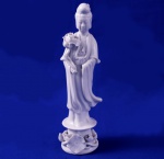 KUAN YIN - Delicada escultura em pasta de porcelana chinesa, vitrificada, representando a Deusa oriental da Misericórdia e da Compaixão. Peça importada, medindo 25 cm de altura, observa-se a ausência da mão esquerda.