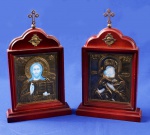 ARTE SACRA -  Maravilhosas peças sacras de origem Russa. Pequenos oratórios em madeira, como frontões de igreja, com imagens icônicas de Jesus Cristo, numa e Madona com menino Jesus noutra. O fundo das imagens em latão estampado em baixo relevo e as figuras em pintura sobre madeira. A cruz e o anjo no alto dos oratórios, em bronze. Medem 16 x 10 x 5 cm.