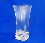 VIDRO - Belíssimo vaso, centro de mesa/floreira, em grosso vidro incolor e seção quadrada. Muito decorativo, Mede: 30 cm de altura; 10 x 10 cm de base e 14 x 14 cm de boca.