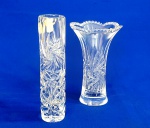 CRISTAL - Par de vasos em grosso cristal europeu, ricamente ornados com formas geométricas. O primeiro, um solifleur cilíndrico medindo 20 cm de altura e 6 cm de diâmetro; o segundo, centro de mesa/floreira. em forma de flor, com bordas onduladas, medindo 16 cm de  altura; base com 6 cm de diâmetro e boca com 10 cm de diâmetro. Marcas Bohemia, Czech e Nachtmann, Germany.