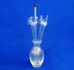 CADORO - Delicado jogo de misturadores de drinks. São sete peças em cristal com pequenos bichos no alto. Acompanha pequeno vaso em vidro. Hastes com 20 cm de altura.