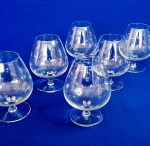 CRISTAL - Lindo conjunto com seis taças para Cognac, em fino cristal bisotado com pequenas estrelas, lindas peças. Medem: 13 cm de alt.; base com 9 cm de diam, e 5 cm de diam, na boca.