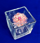DECORAÇÃO - Delicado arranjo decorativo em vidro, composto por potiche em grosso vidro e flor, em contas de vidro. Lindo conjunto medindo 8 x 8 x 8 cm,