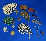 ARTE SACRA - Importante coleção familiar de relíquias católicas (I). São 10 terços, com destaque para o maior - com 88 cm em grandes contas como pérolas e o de bronze, com sementes no interior das contas, uma medalha de N. S. de Lourdes, com uma relíquia no interior e um lindo crucifixo dourado. Além de duas medalhas, uma de São Benedito com a sagrada cruz e outra, em bronze, francesa, com imagem de nossa senhora.