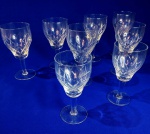 CRISTAL - Maravilhosas taças para vinhos em fino cristal bisotado com espadas cruzadas, em estilo piriforme. Medidas: seis com 16 cm de altura e duas com 14 cm de altura.