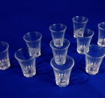 APERITIVOS - Jogo com 10 pequenos copos em vidro, para serviço de entradas. Medem 5,5 cm de altura e quatro de boca. Íntegros.