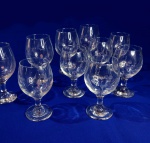 VINHOS - Lindas taças arredondadas, em fino cristal, decoradas com uvas e folhas bisotadas no corpo, sustentado sobre coluna. Total de 10 peças, sendo seis com 13 de altura e quatro com 15 cm,
