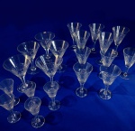 CRISTAL - Sofisticado jogo de taças cônicas, em fino cristal importado, com destaque para bisotado em bico de jaca ao fundo do corpo. São 20 peças sobre fina coluna, sem bicados ou defeitos. Com quatro tamanhos: para champanhe ( 15 x 10 cm); vinho tinto ( 16 x 9 cm ); branco ( 14 x 7 cm) e do porto (10 x 5 cm ).