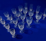 CRISTAL - Lindo jogo de taças em fino cristal, com 44 peças perfeitas, sem bicados ou defeitos. Com design moderno, sobre coluna trabalhada, conta com : 04  flutes ( 17x 5 cm) 10 para vinho tinto (15 x 8 cm); 10 branco ( 13 x 7 cm); 10  água ( 12 x 6 cm ) e 10 do porto ( 9 x 5 cm).