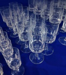 CRISTAL - Lindo jogo de taças em fino cristal, com 44 peças perfeitas, sem bicados ou defeitos. Com design moderno, sobre coluna, contando com : 11 para vinho tinto (16 x 7 cm); 11 branco ( 15 x 6 cm); 11  água ( 14 x 5 cm ) e 11 do porto ( 10 x 4 cm).