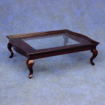 JAPÂO - Linda mesa de centro em madeira laqueada em preto, com tampo em vidro recortado ao centro, bem baixa, ao estilo japonês. É apoiado por pernas em curvas, num misto de estilos. Mede - 0,36cm x 0,90 x 1, 40 m. Lote disponível em Teresópolis para visitação e retirada.