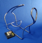 VINHO - Serviço de mesa, suporte para garrafa de vinho em metal cromado, design moderno, sem uso. Mede 18 x 10 x 18 cm. Mínimas marcas do tempo.