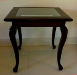 CHIPANDELLE - Lindo par de mesas em madeira de lei e vidro lapidado. Ótimo estado, medindo cada uma 58 x 58 x 58 cm. Lote disponível em Teresópolis. Frete compartilhado para o Rio e cidades próximas.