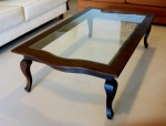 CHIPANDELLE - Belíssima mesa de centro ao estilo chipandelle, em madeira nobre e tampo em grosso vidro encaixado.  Mede 45 x 140 x 80 cm. Retirada em Teresópolis, frete compartilhado para o Rio e cidades próximas.