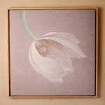 PINTURA -  Acrílica s/ madeira. Representando lindo botão de flor, a obra é assinada (CID) - O. Célest, data não registrada. Mede 68 x 68 cm.