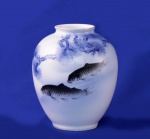 FUKAGAWA -  Maravilhoso vaso piriforme em fina porcelana japonesa de tradicional fabricante de peças de arte. Com linda ilustração de peixes e algas policromada na frente e boca com delicado filete dourado, esta peça mede 12 cm de altura e maior diâmetro com 10 cm. Perfeito estado.