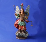 SÃO MIGUEL ARCANJO - Importante escultura em madeira maciça, com detalhes de lança e balança em metal, policromada e assinada - Tarcísio, ao fundo. Mede 40 de altura e base medindo 16 x 12 cm, esta peça está em perfeito estado.
