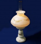 ANTIGUIDADE - Lindo abajour em vidro opalina translúcido, com dupla cúpula, decorado com delicada pintura à mão, de motivos florais. Mede 28 cm de altura e 22 cm de maior diâmetro