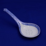 CHINA - Importante colher de serviço em porcelana branca com decoração típica em azul. Mede 25 cm.