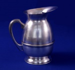 EBELE - Linda jarra em metal espessurado a prata 90, com design clássico dos anos 70. Mede 21 cm de altura; maior diâmetro com12 cm; e 10 cm de diâmetro na boca. Ótimo estado.