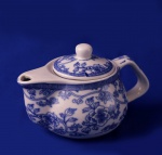 CHINA - Lindo bule para chá, com tampa e infusor, em porcelana branca e ilustração de motivos florais em azul royal. Mede  8 x 15 cm.