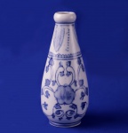 CHINA -  Delicado vaso em formato piriforme em porcelana branca de ilustrações em azul royal. Mede 15 x 10 cm