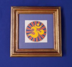 QUADRO - Serigrafia policromada com a sílaba "OM". Peça emoldurada em madeira e vidro. Mede 34 x 34 cm.