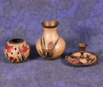 ÍNDIA - Conjunto de vaso, pote e suporte para vela em cerâmica, com estrutura em bronze e decoração em floral. Medidas do conjunto; Vaso: 9 x1 1cm / alt. 14cm; Pote: 8 x 9cm / alt. 7cm; Porta-velas: 12 x 12cm / alt. 7cm.