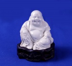 JAPÃO - Imagem do Buda da Felicidade em porcelana branca. repousando sobre base em madeira. Mede - 12 x 9 x 7 cm.