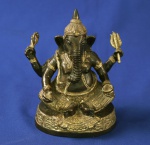 GANESHA - Linda representação da deusa fundida em bronze tibetano, policromada. Mede 17 x 12 x 8 cm.