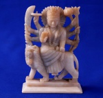 INDIA - Escultura em mármore, representação da divindade Durga - Deusa Destruição, talhada sobre base inteiriça. Mede 16 x 12 x 4 cm.