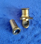 ANTIGUIDADE - Conjunto de lentes ópticas, para uso científico, do início do  Século XX (1900), de fabricação alemã. Dois equipamentos compõem o lote, confeccionadas em bronze e cada um com jogo de duas lentes de aumento em câmeras herméticas. Mínimas marcas do tempo, material preservado. Medem 7 cm de altura e 3 cm de diâmetro a maior; 6 x 3 cm a menor. Colecionismo.
