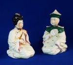 CHINA - Conjunto com duas esculturas em porcelana representando um senhor feudal e um músico. Pintura manual, marcas do tempo. Medem 17 x 9 cm.