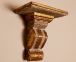 ANTIGUIDADE - Belíssima peanha esculpida em bloco de madeira, policromada em branco e dourado. Suporte de parede para imagens.  Mede 25 x 20 x 14 cm.
