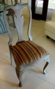 CADEIRAS - Conjunto com seis cadeiras em madeira de lei, em estilo clássico e forração em chenille listrado, decoração em alto padrão. Peças com entalhes de florões. Medem:  Espaldar - 100 cm de altura, acento 50 cm;  Almofada - 48 x 48 cm. Fabricação: Arte Inglesa.